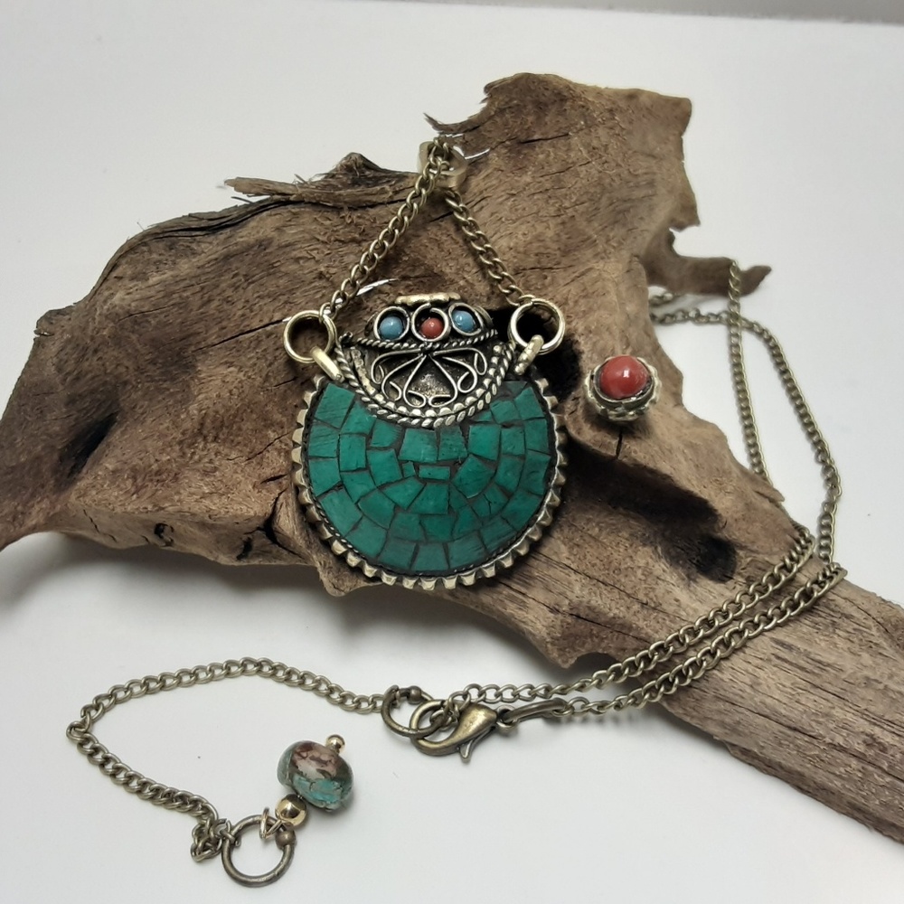 VINTAGE TURQUOISE ENCAPSULATED NECKLACE - Picture 2 of 5